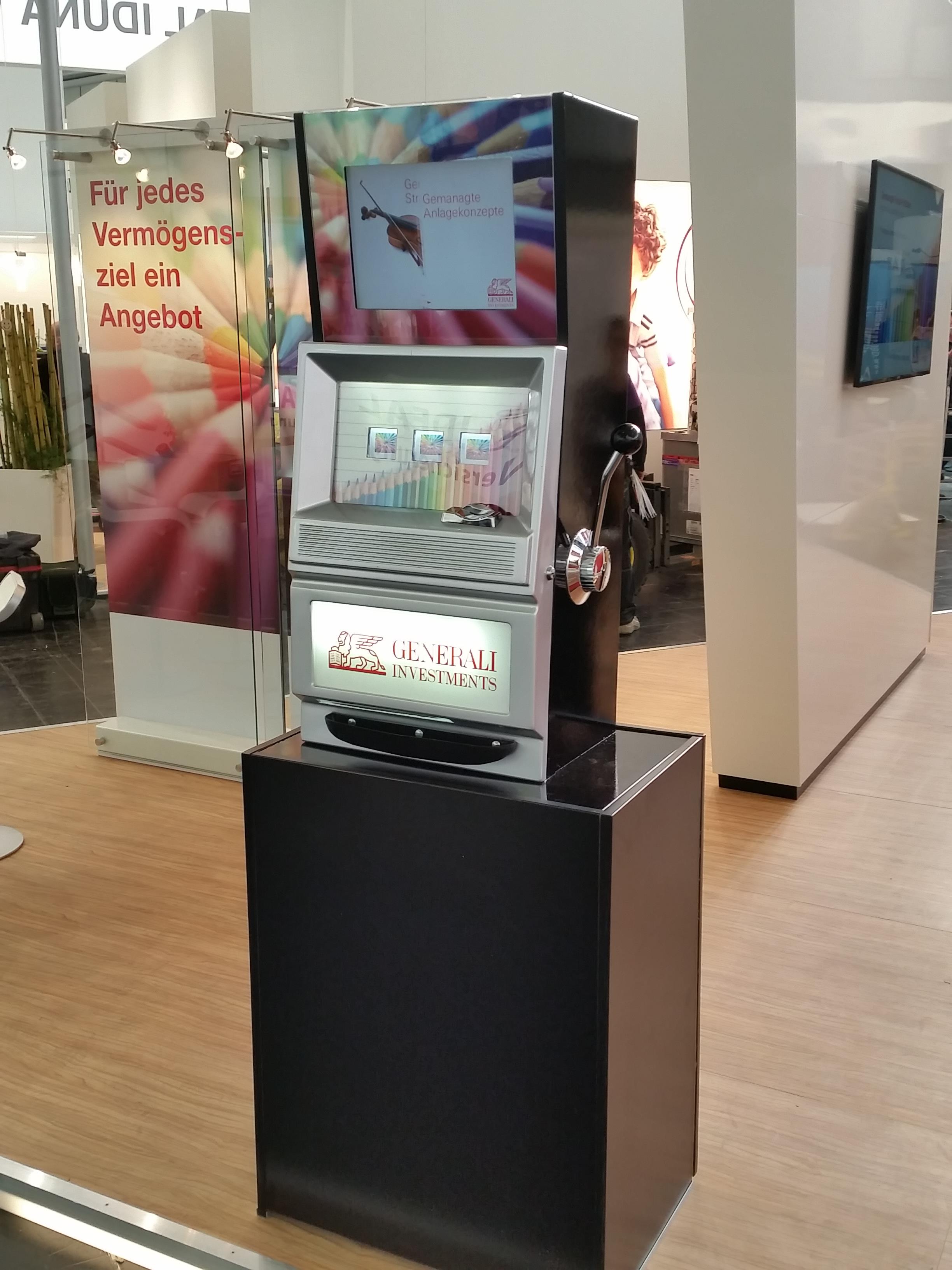 Einarmiger Bandit MAXI LCD mit Kundenbranding für Generali Investment auf der DKM in Dortmund zur Miete.